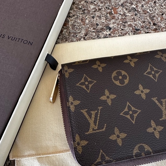 Authentic Louis Vuitton Monogram Canvas Zippy Wallet - Picture 4 of 8